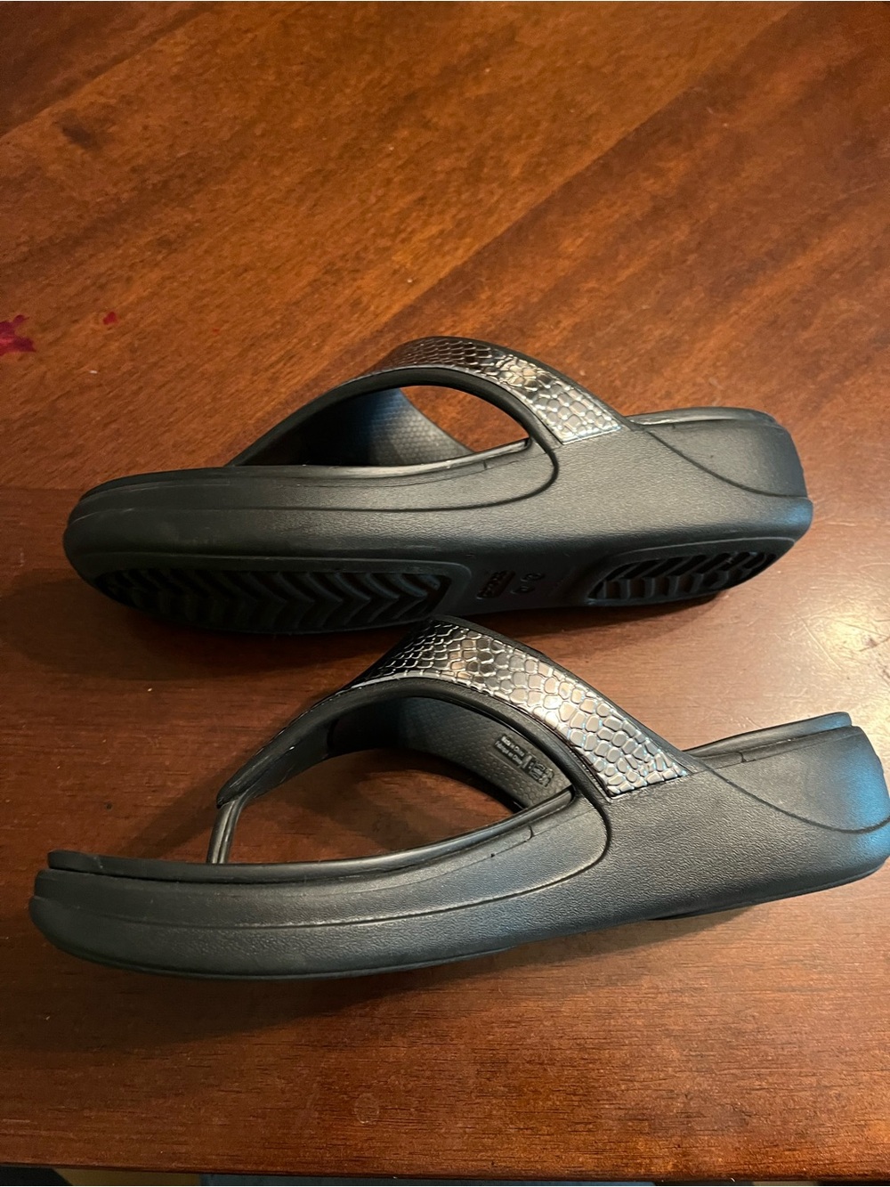 CROCS Women’s Metallic Silver Snake-Print Thong Sandals - Picture 7 of 11